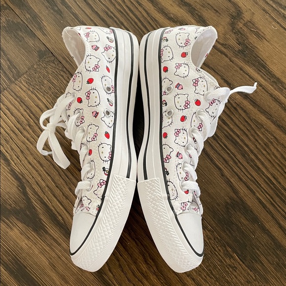 Hello Kitty x converse size 8 - Picture 5 of 10